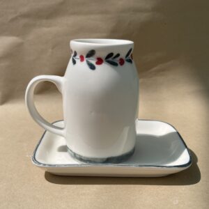 Keramische Mok en Schotelset, Handbeschilderd Bloesem- en Bladrandpatroon