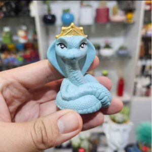 Gekroonde cobra-sculptuur voor Nowruz 1404