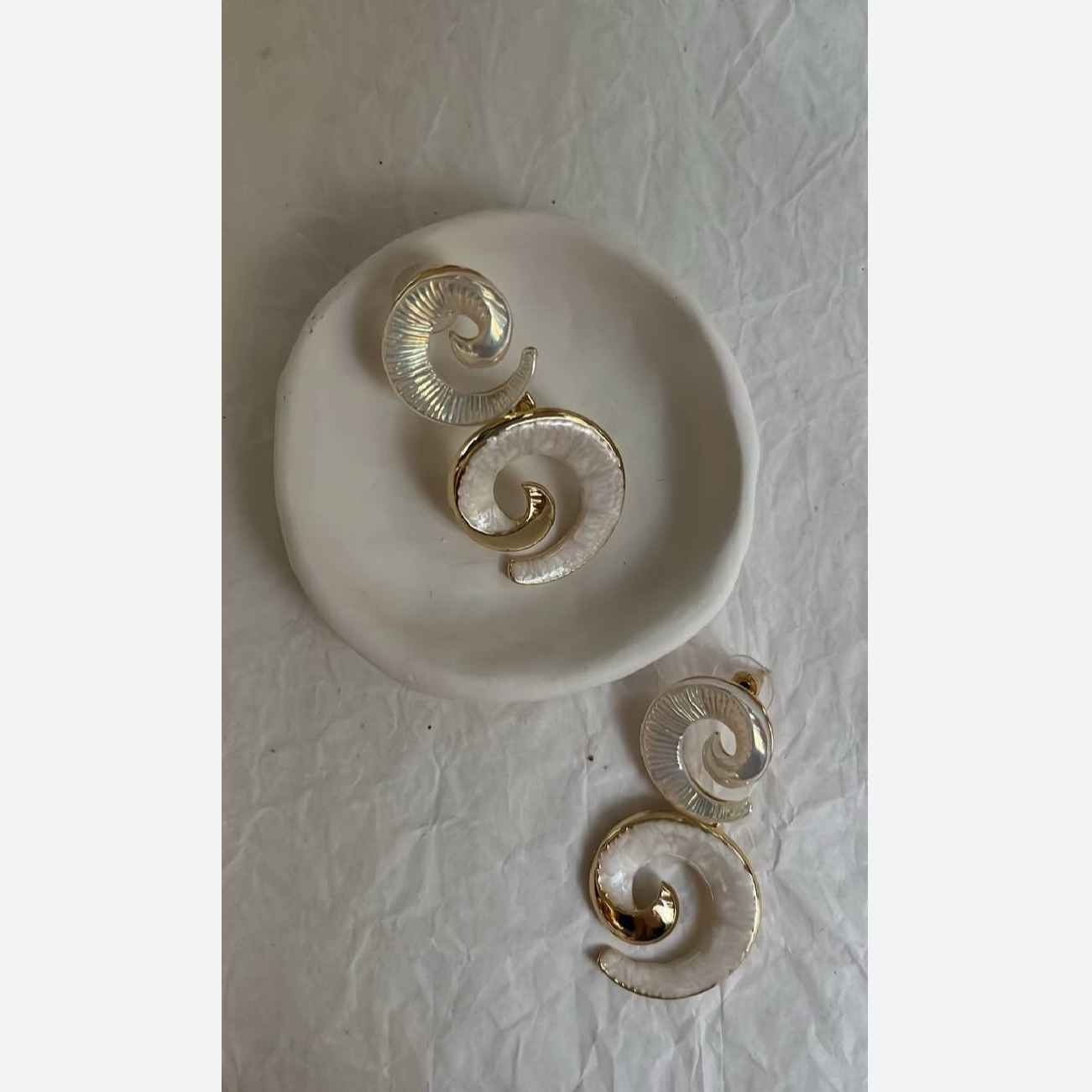 Minakari Ronde Hanger Oorbellen – Wit Emaille