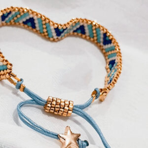 Elegante blauwe kralenarmband met geometrisch patroon
