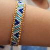 Elegante blauwe kralenarmband met geometrisch patroon