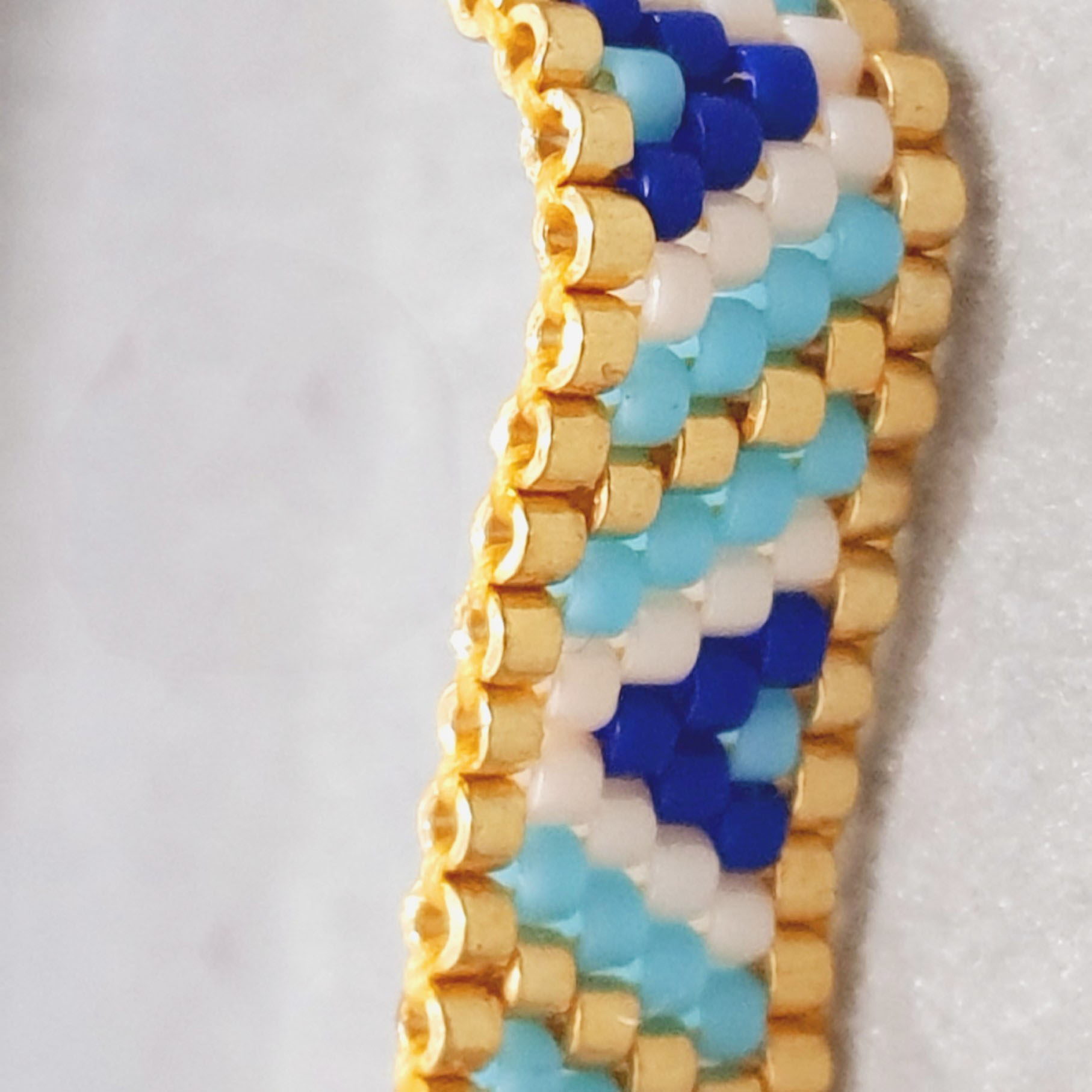 Elegante blauwe kralenarmband met geometrisch patroon