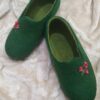 Smaragdgroene Vilten Pantoffels – Handgestikt Rozenpatroon