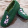 Smaragdgroene Vilten Pantoffels – Handgeborduurde Bloemen