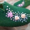 Smaragdgroene Vilten Pantoffels – Handgeborduurde Bloemen