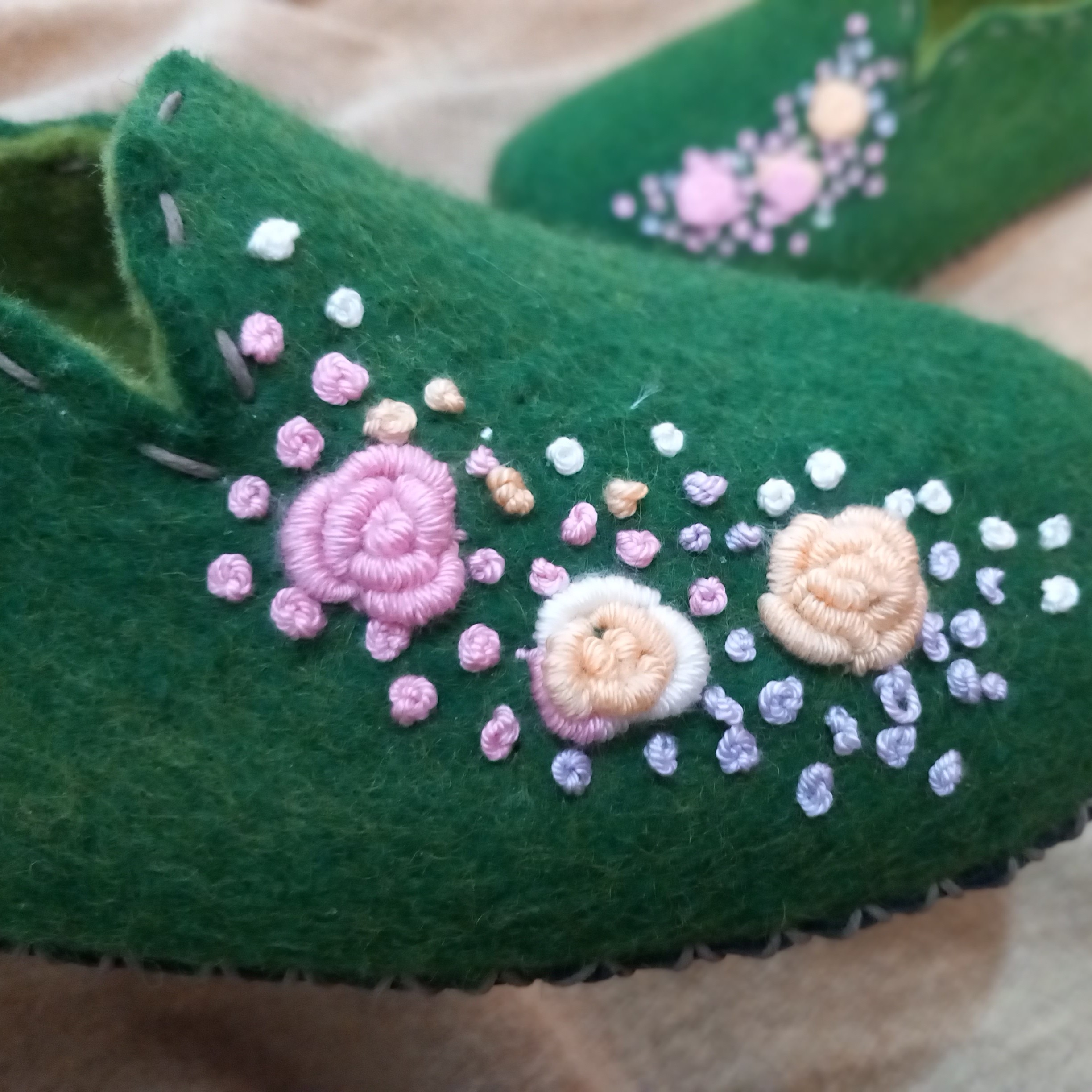 Smaragdgroene Vilten Pantoffels – Handgeborduurde Bloemen
