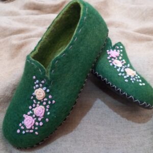 Smaragdgroene Vilten Pantoffels – Handgeborduurde Bloemen