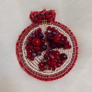 Handgemaakte Granaatappel Broche Pin in Leer & Kralen