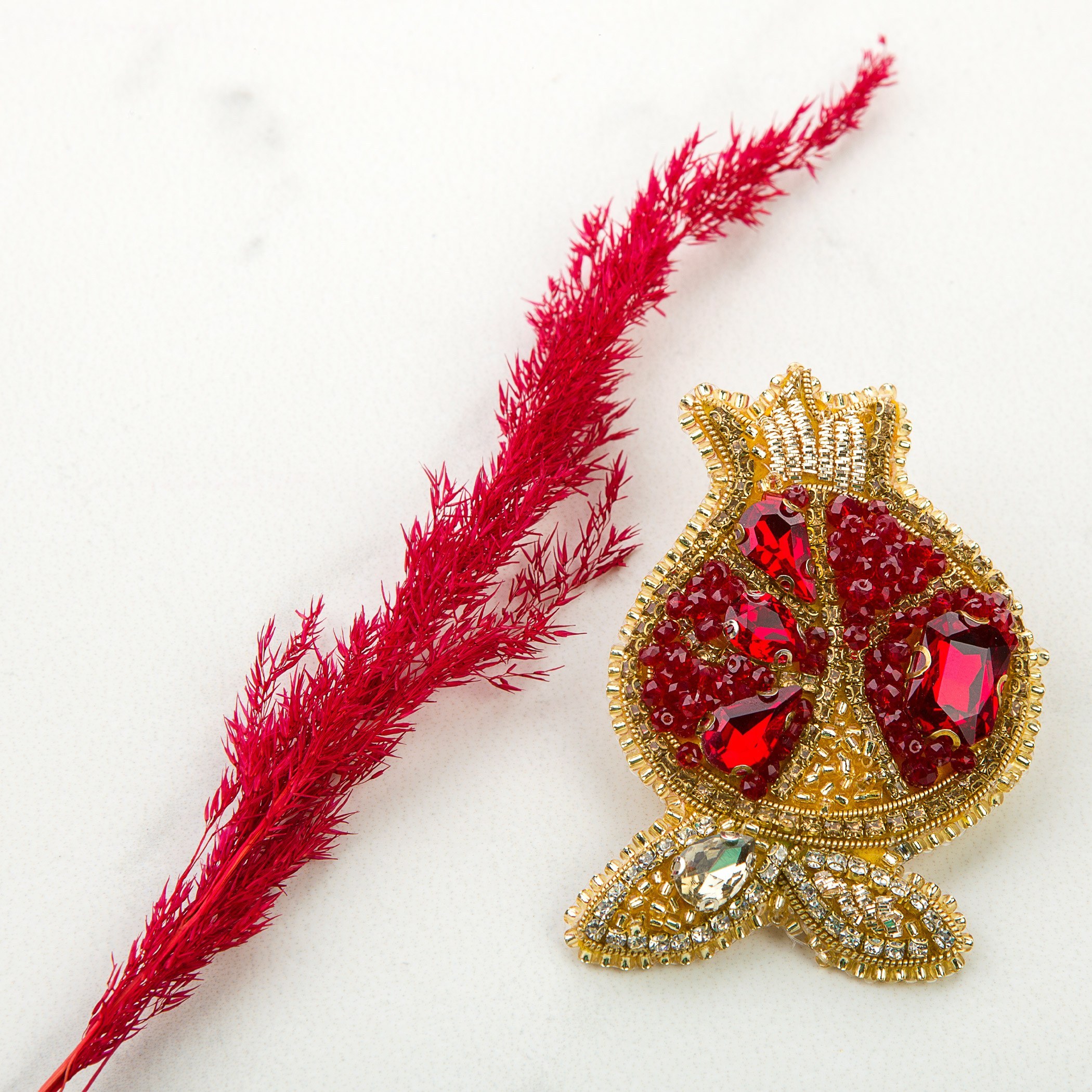 Handgemaakte Granaatappel Broche Pin met Leer & Parel