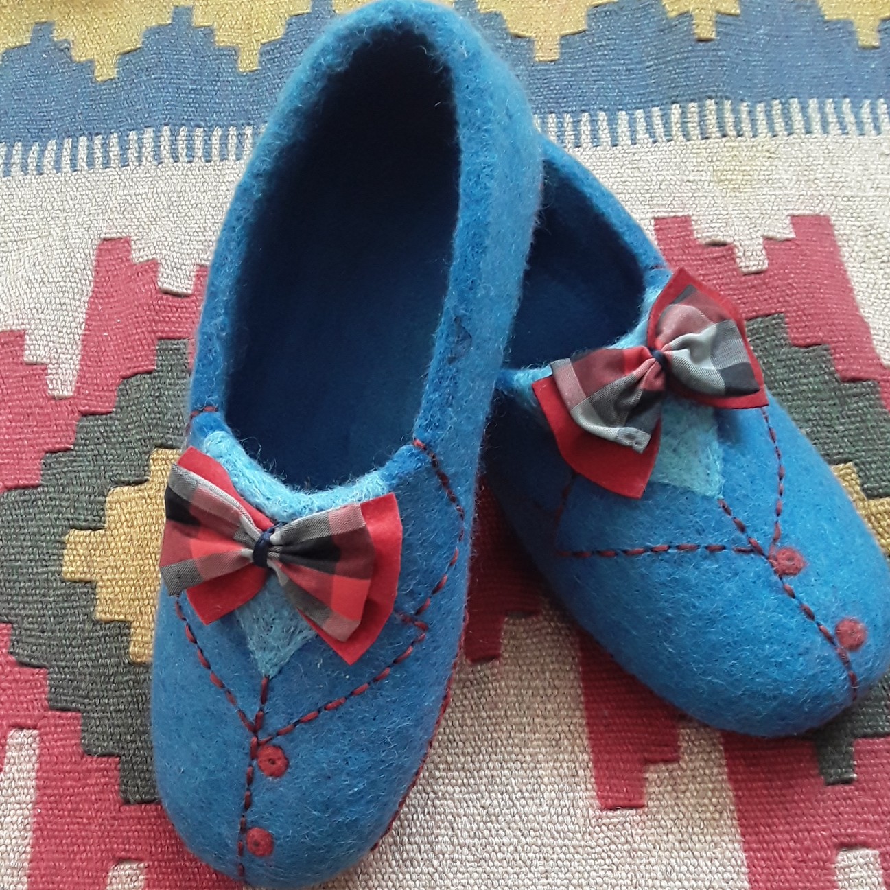 Handgemaakte Blauwe Vilten Pantoffels – Met Strik