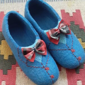 Handgemaakte Blauwe Vilten Pantoffels – Met Strik