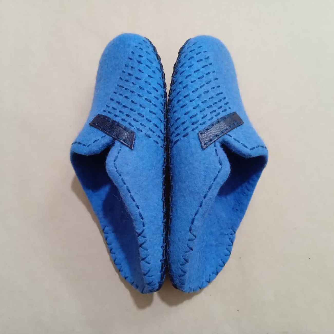 Handgemaakte Blauwe Vilten Pantoffels – Rijgsteek