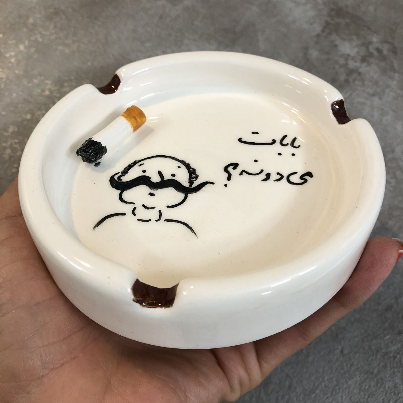 Handgemaakte Keramische Asbak met Leuk Kalligrafie Ontwerp