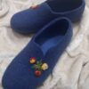 Handgemaakte Vilten Pantoffels met Bloemenborduursels – Donkerblauw