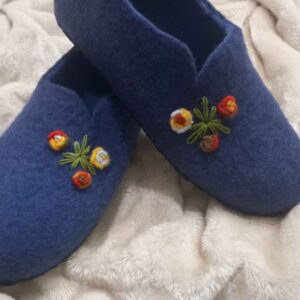 Handgemaakte Vilten Pantoffels met Bloemenborduursels – Donkerblauw