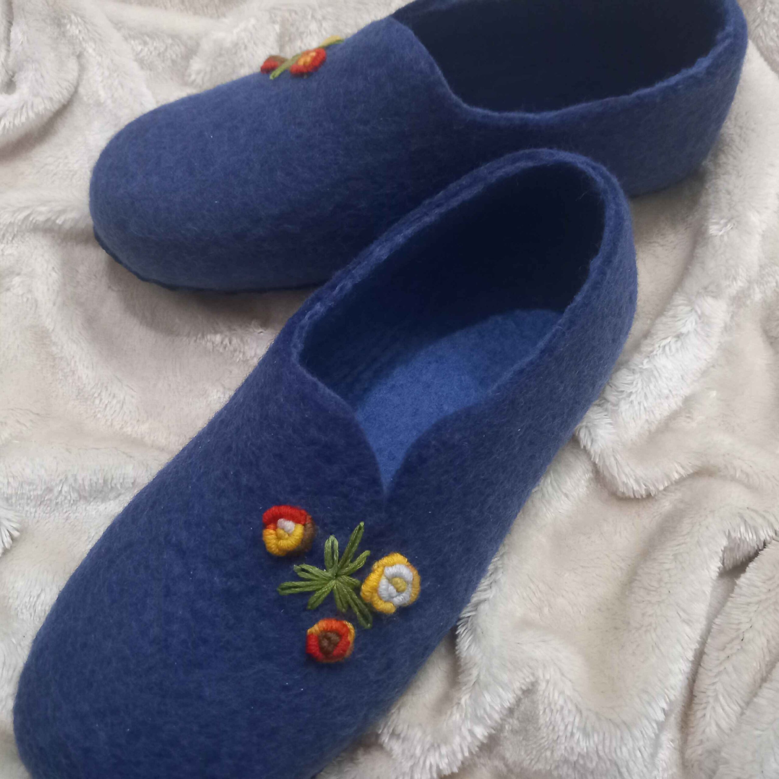 Handgemaakte Vilten Pantoffels met Bloemenborduursels – Donkerblauw