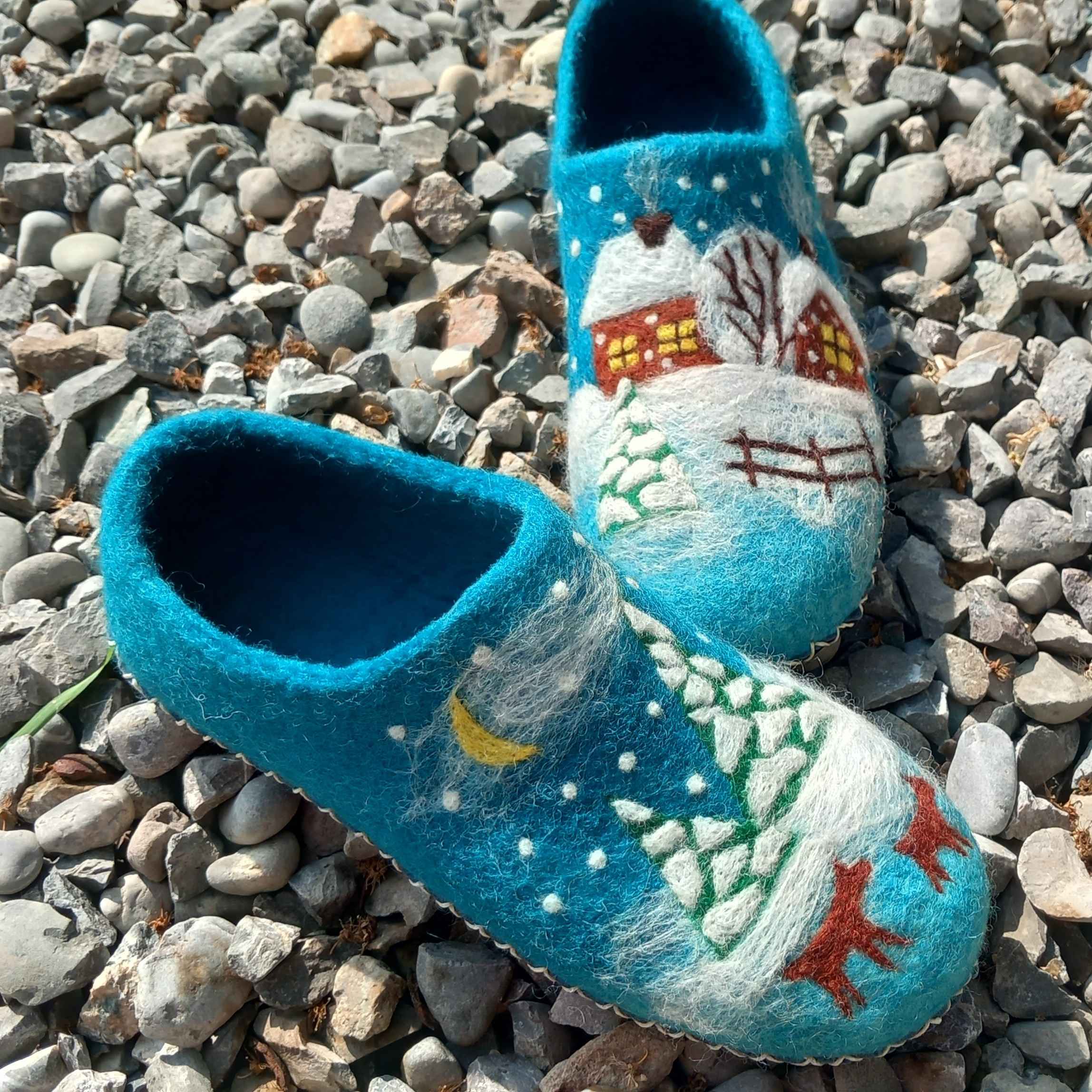 Handgemaakte Blauwe Vilten Pantoffels met Winterpatroon