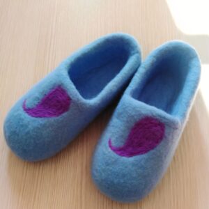 Lichtblauwe Vilten Pantoffels met Uniek Paars Paisley Patroon