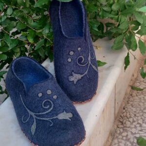 Donkerblauwe Vilten Pantoffels met Handgemaakt Bloemenpatroon