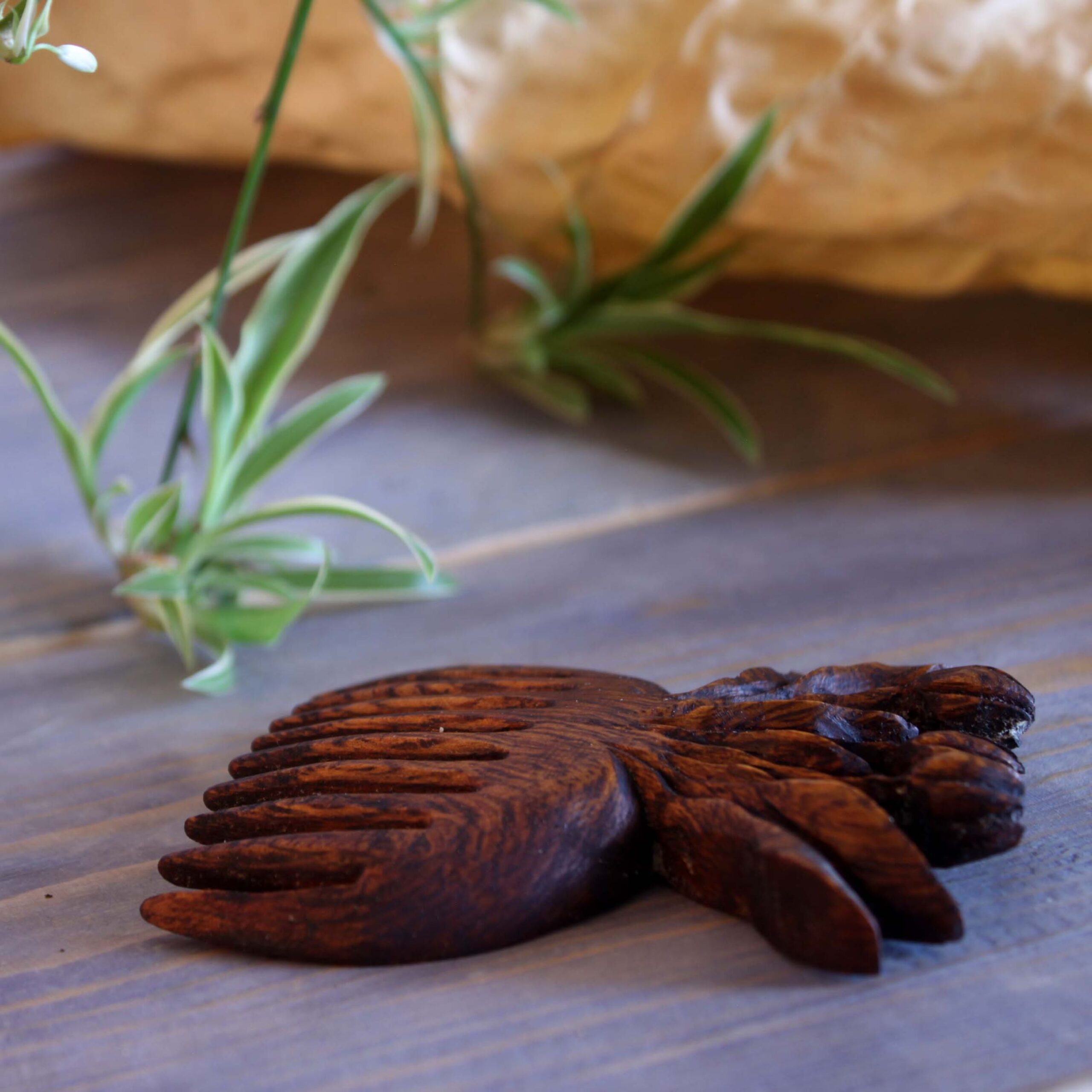 Handgesneden Houten Kam Tulp – Rustiek Bloemenontwerp