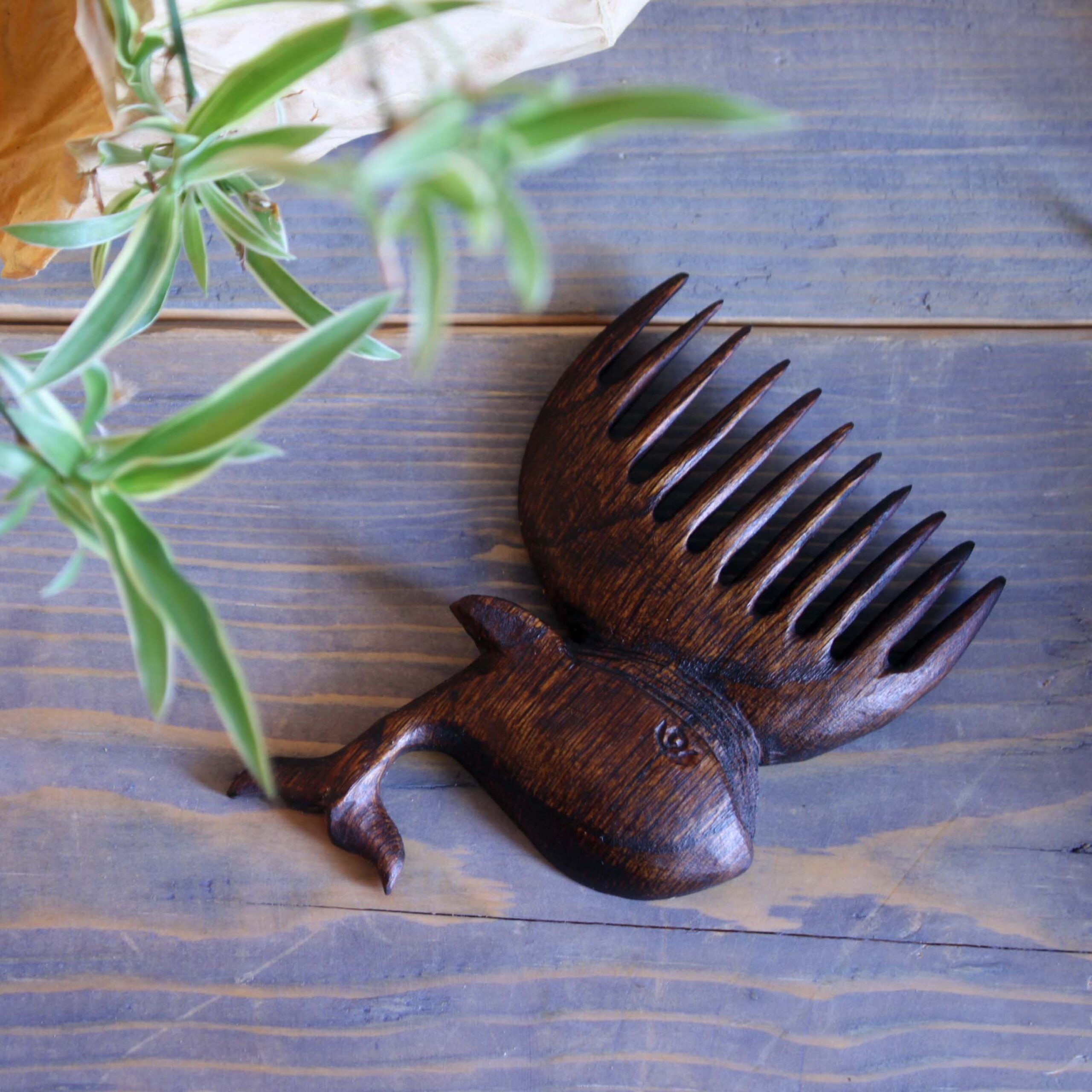 Handgesneden Houten Kam Walvis – Rustiek Design
