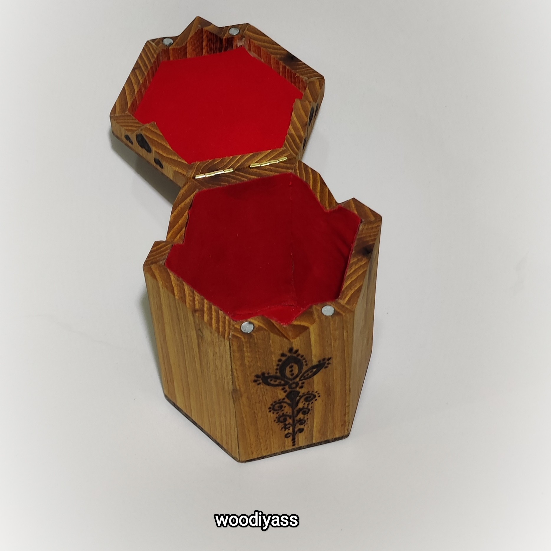 Houten Sieradendoos met Blad- en Bloemgravure