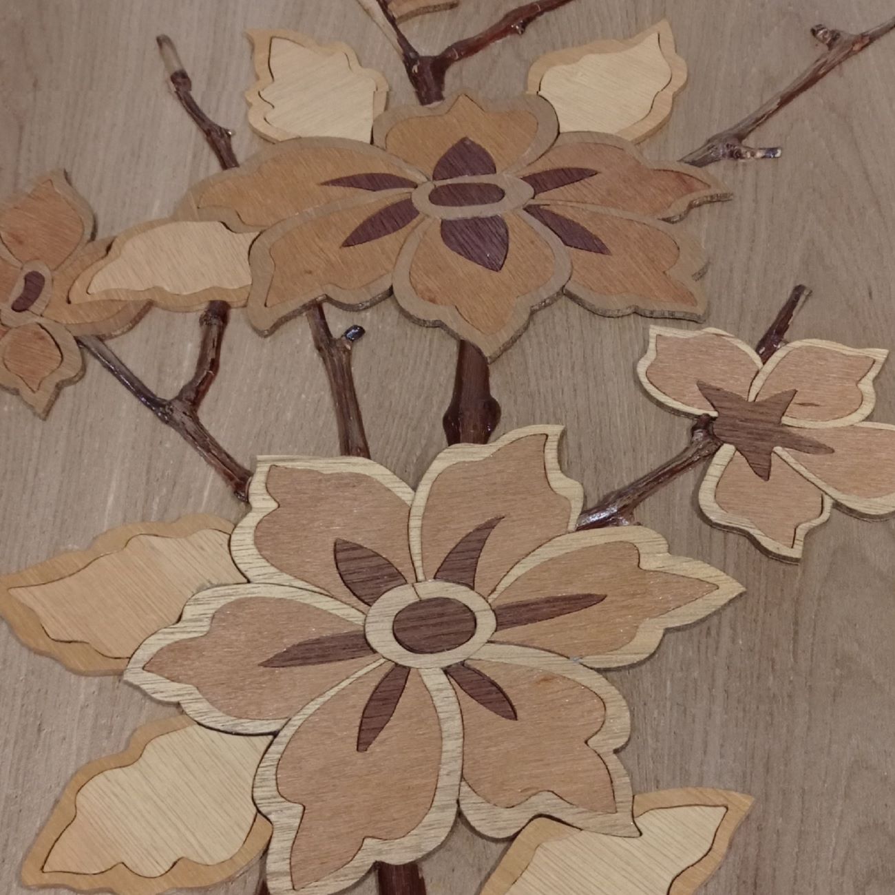Houtinlegkunst – Handgemaakt Bloem Ontwerp