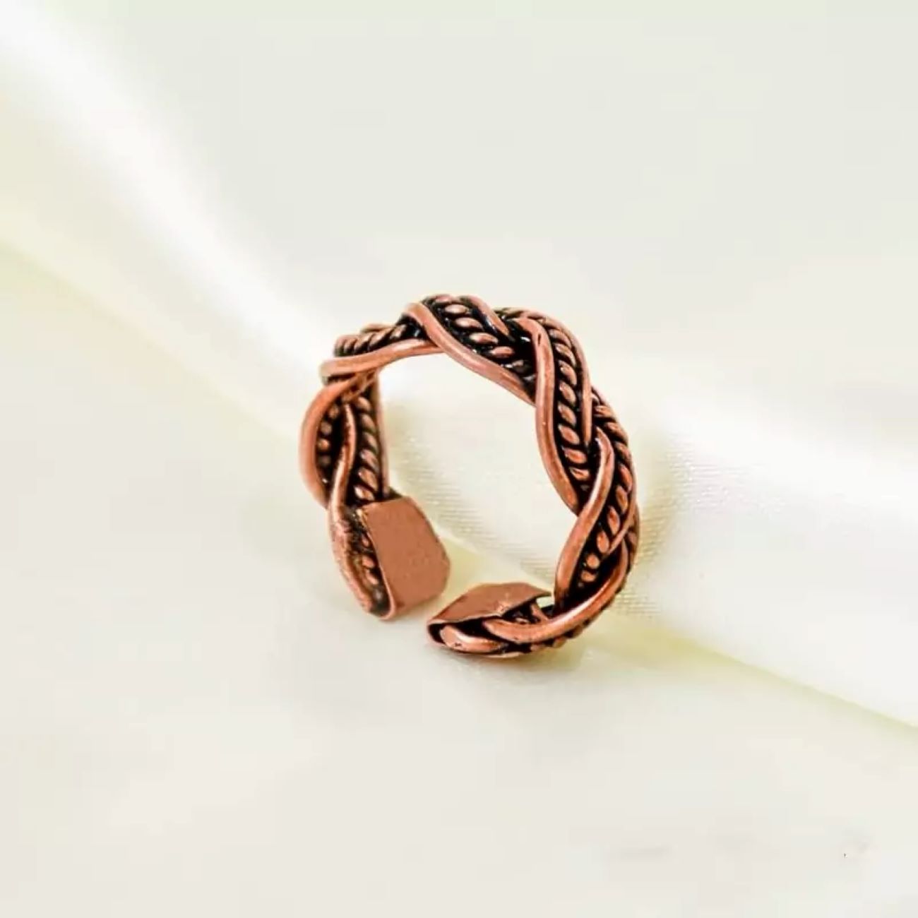 Koperen Ring met Smal Gevlochten Ontwerp