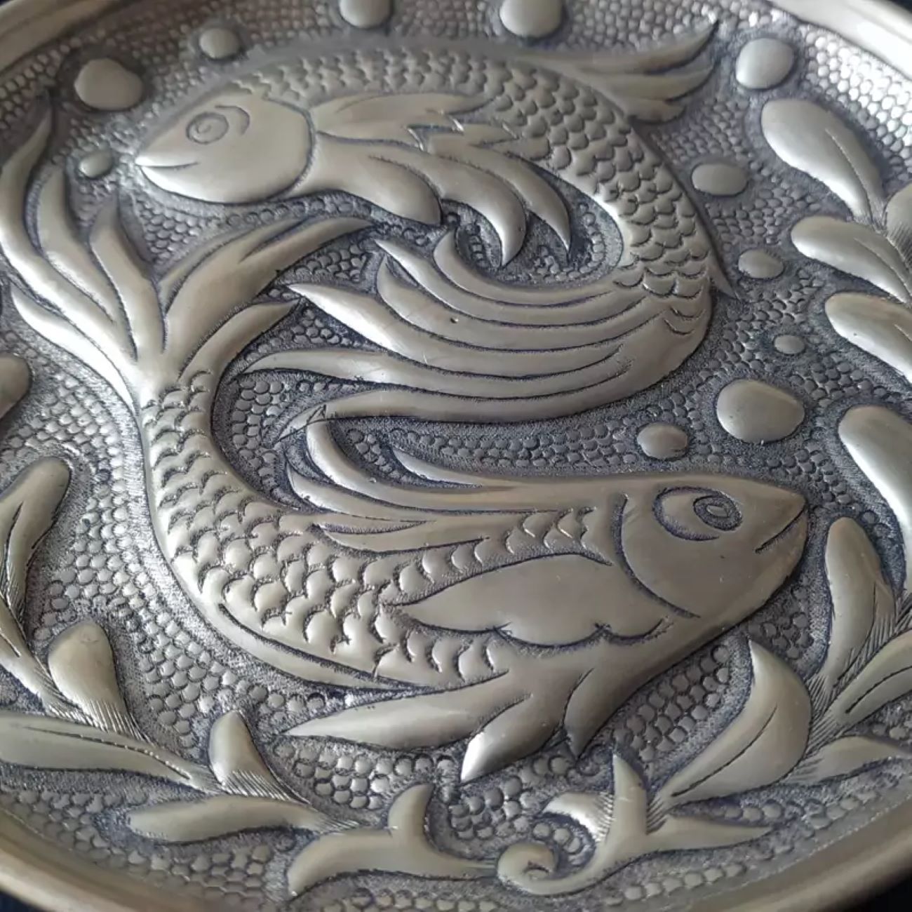 Decoratief Messing Dienblad met Twee Vissen Ontwerp Volledig Handgemaakt