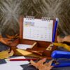 Bureaukalender voor het jaar 1404 met houten organizer