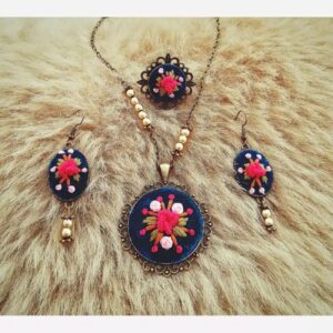 Geborduurd Sieradenset Donkerblauw – Inclusief Haarclips