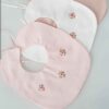 Baby slab geborduurd rozen set met knoopsluiting