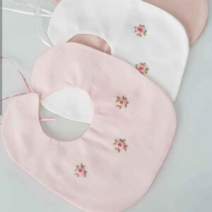 Baby slab geborduurd rozen set met knoopsluiting