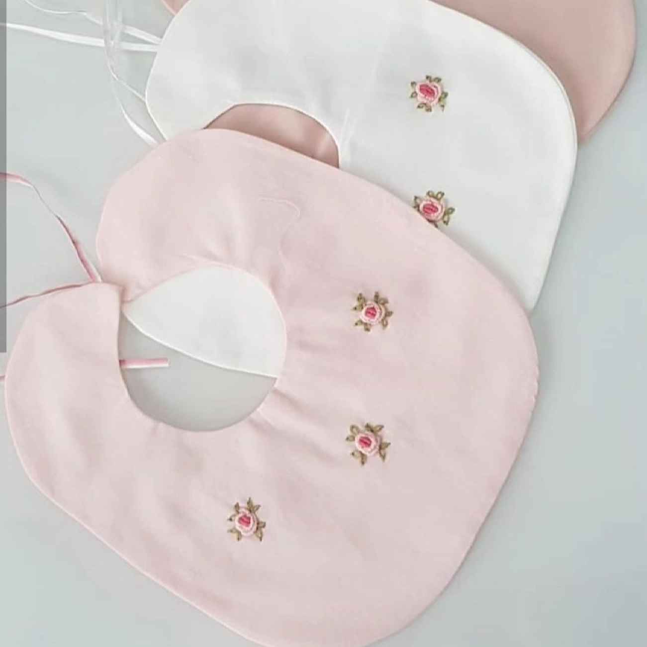 Baby slab geborduurd rozen set met knoopsluiting