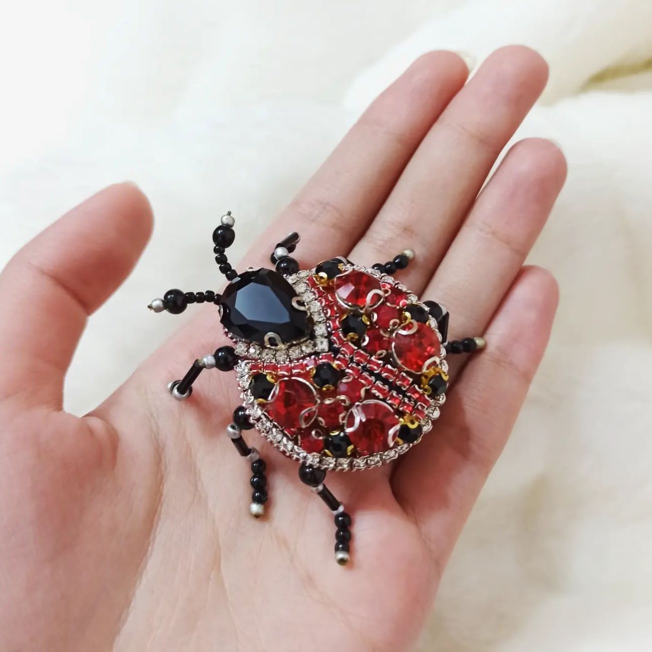 Handgeborduurde Broche – Lieveheersbeestje