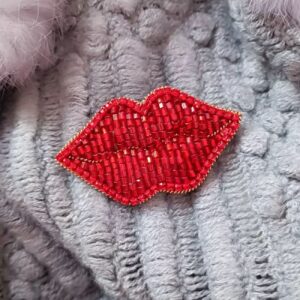 Handgeborduurde Broche – Lippen