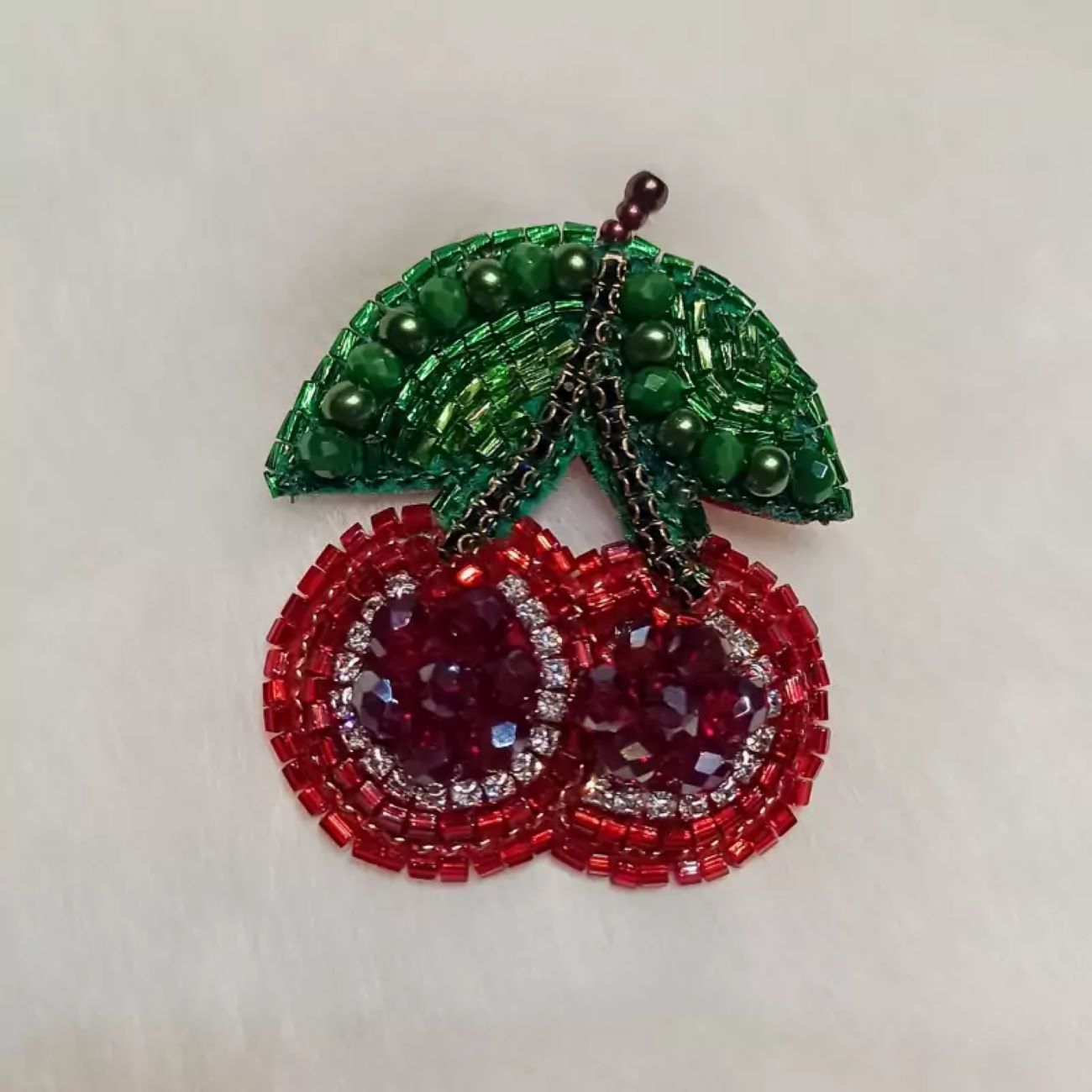 Handgeborduurde Broche – Kers