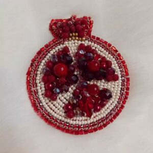 Handgeborduurde Broche – Granaatappel