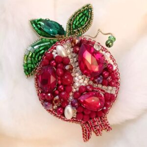 Handgeborduurde Broche – Granaatappel