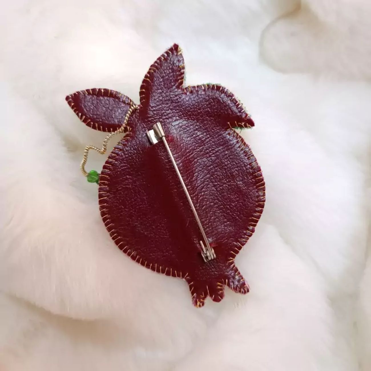 Handgeborduurde Broche – Granaatappel