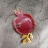 Handgeborduurde Broche – Granaatappel met Gouden Blad