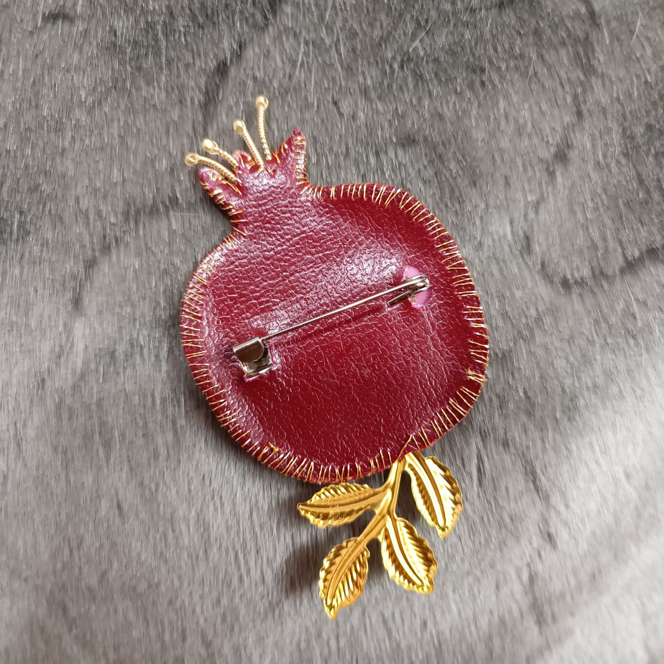 Handgeborduurde Broche – Granaatappel met Gouden Blad