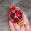 Handgeborduurde Broche – Granaatappel met Gouden Blad