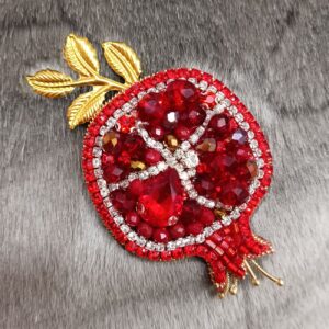 Handgeborduurde Broche – Granaatappel met Gouden Blad