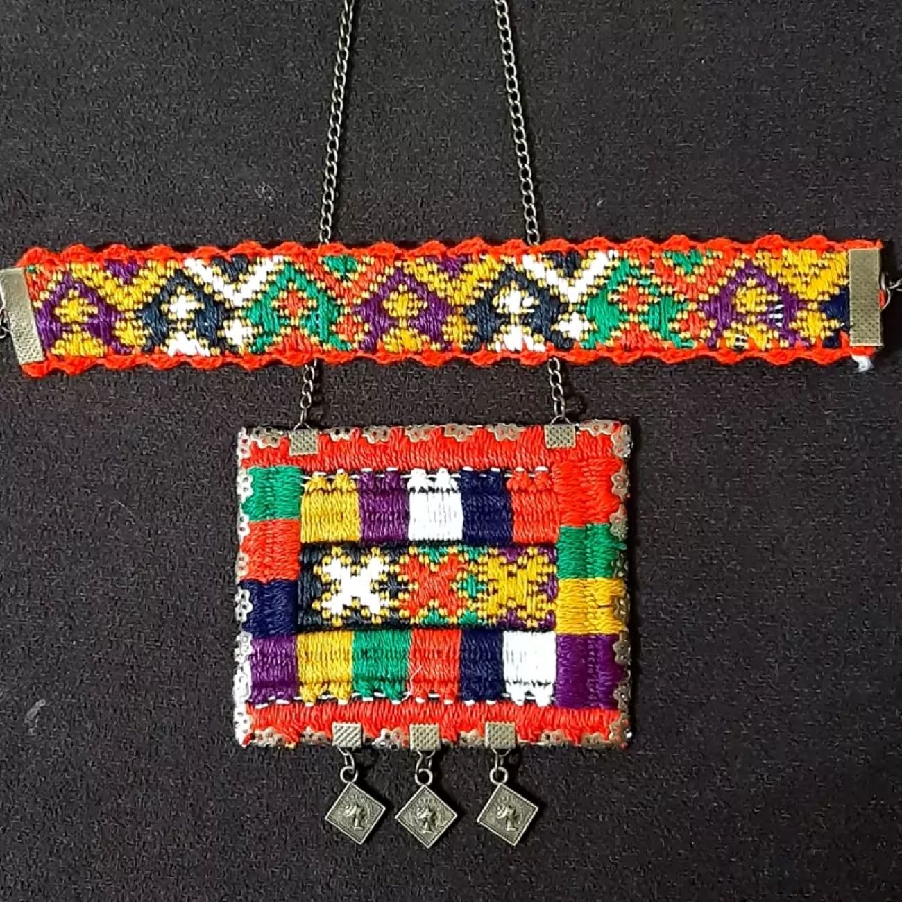 Handgemaakt geborduurd sieradenset armband en ketting