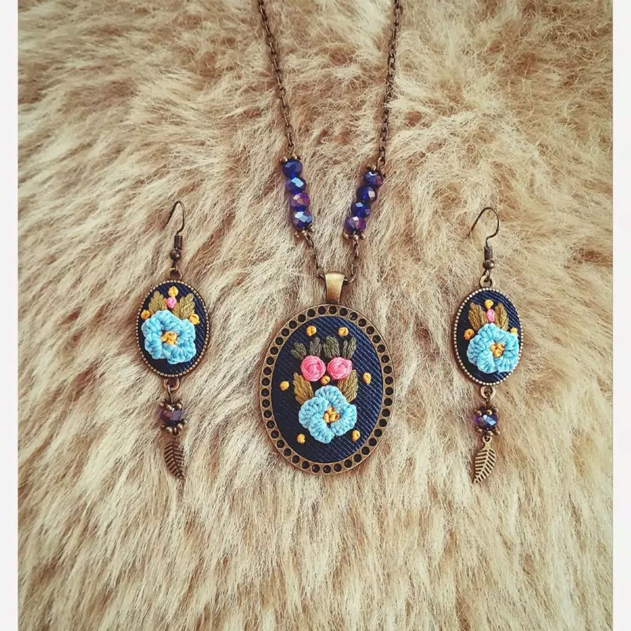 Handgemaakte geborduurde Armband, Oorbel en Ketting Set