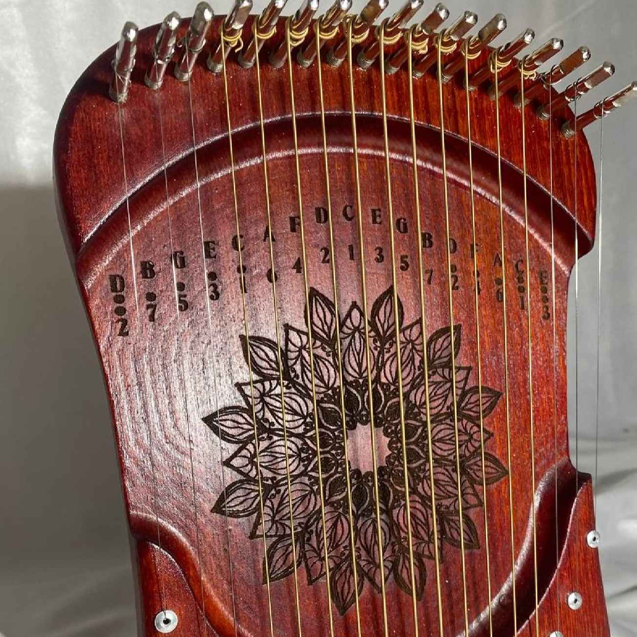 Harika 16-snarige mahonie lier harp, mandala gegraveerde melodie