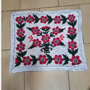 Witte geborduurde kussensloop – Handgemaakt bloemenpatroon