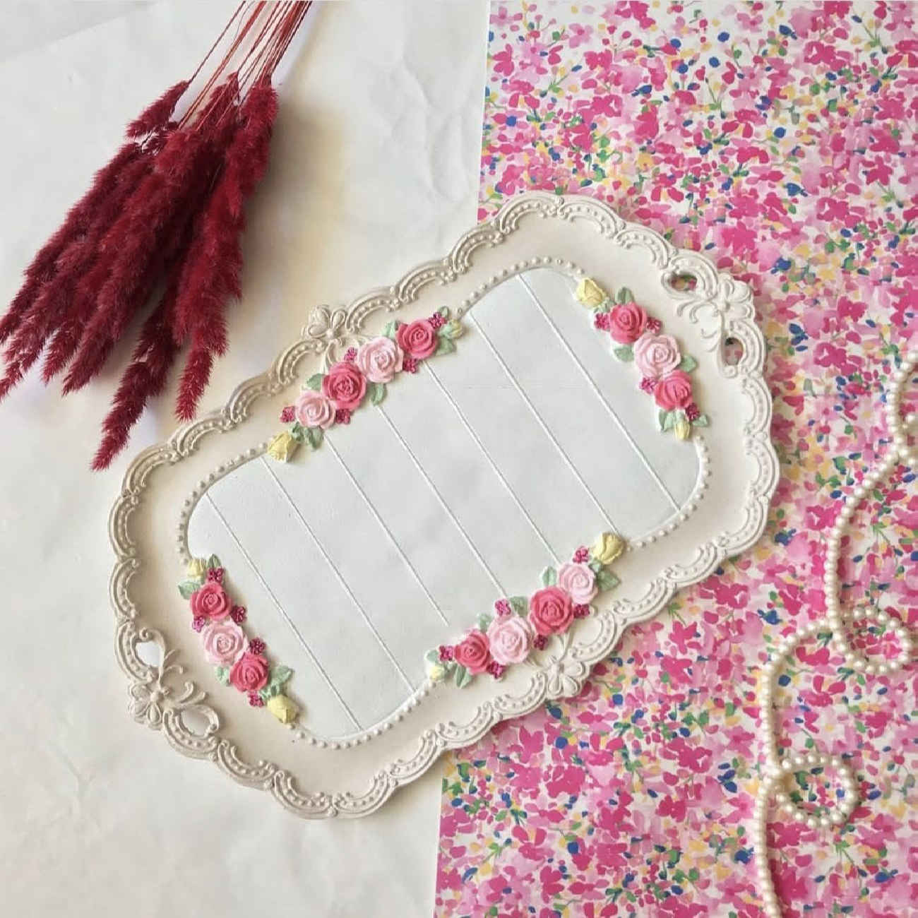 Polyresin Dienblad – Delicaat Bloemen & Golvende Rand Ontwerp