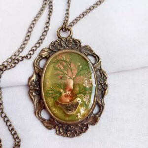 Antieke Bronzen Ketting – Vogel & Gedroogde Bloem in Groene Hars